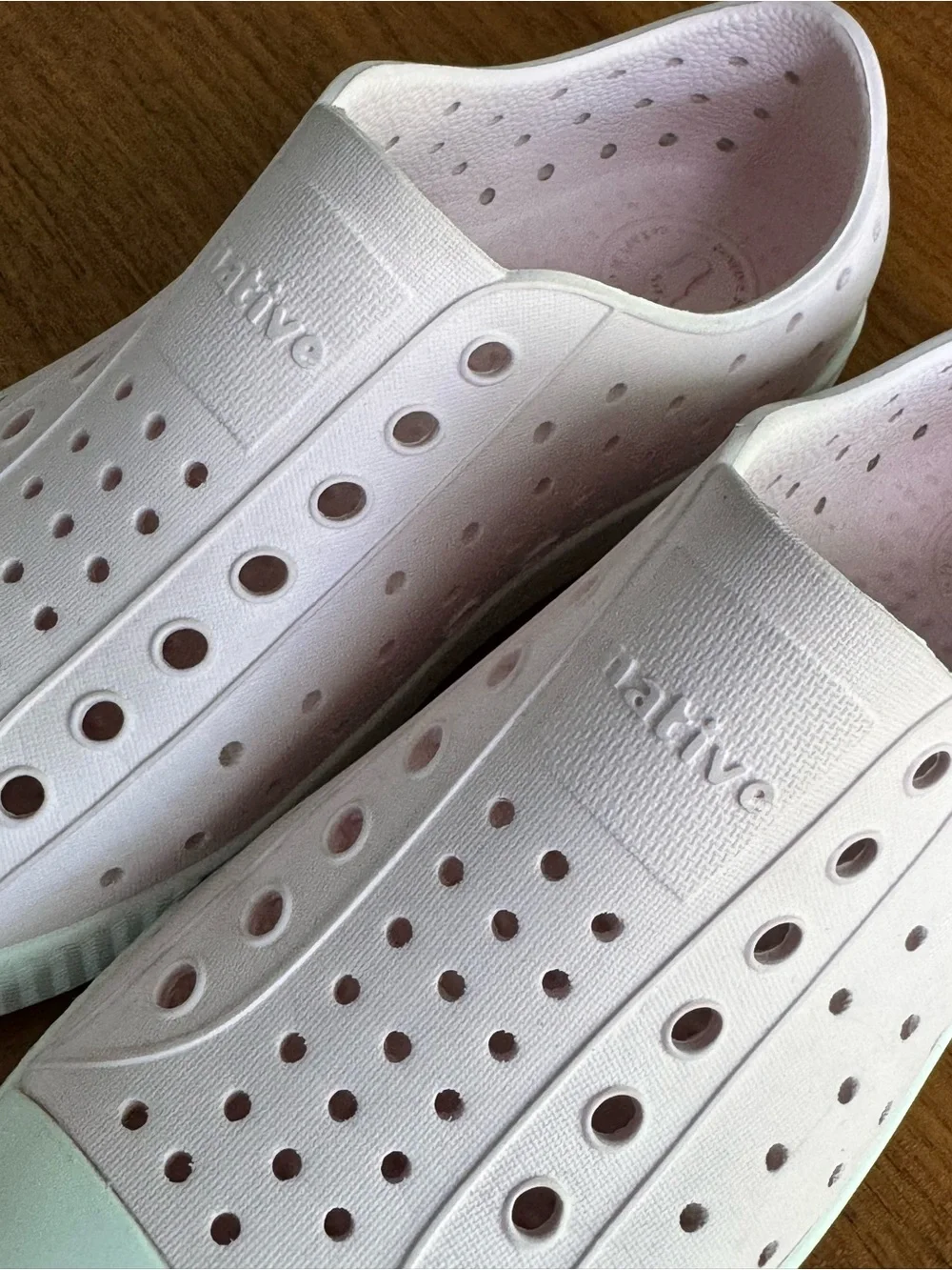 Native Shoes Kids Slip-On Sneakers in Light Pink and White. Size J1